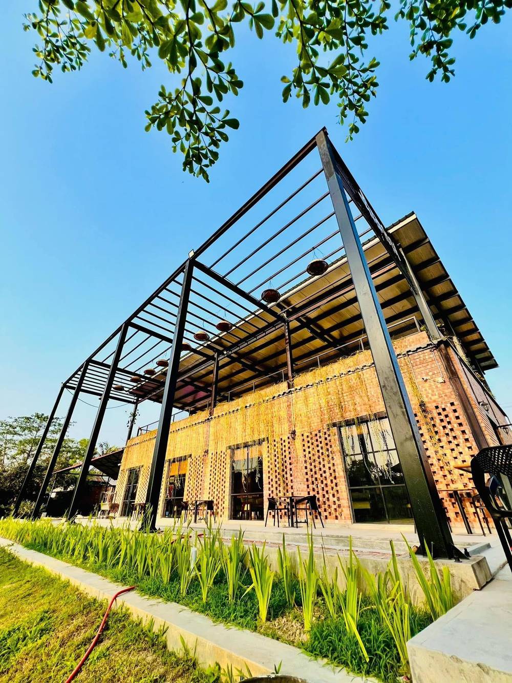 Angled daylight view of Daruchini Restaurant's brick and steel structure